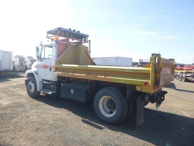 Image of Freightliner FL70 equipment image 3