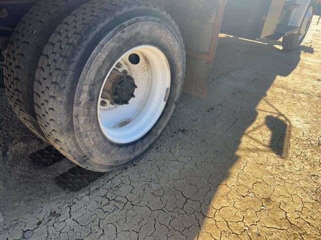 Image of Freightliner FL70 equipment image 4