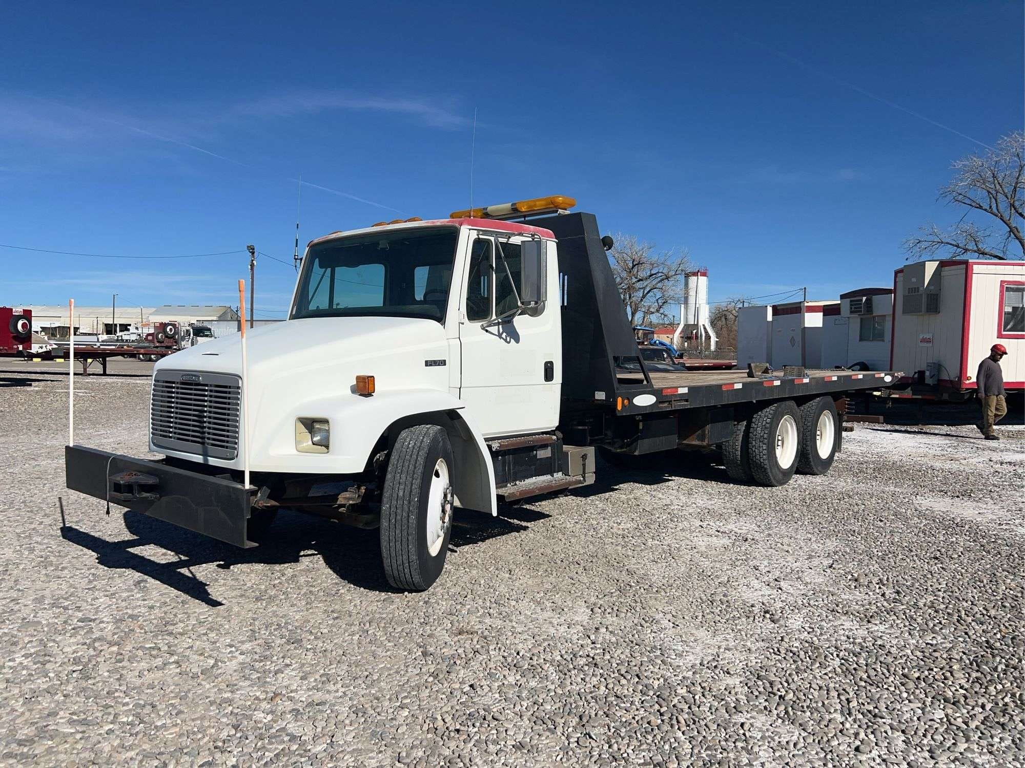 2001 Freightliner FL70 Equipment Image0