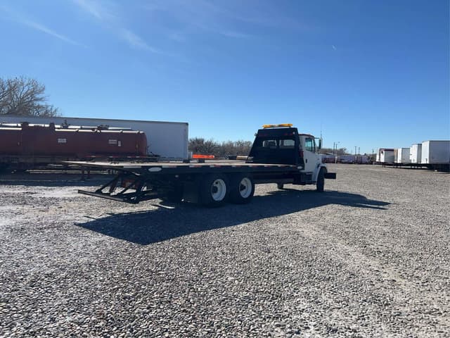 Image of Freightliner FL70 equipment image 4