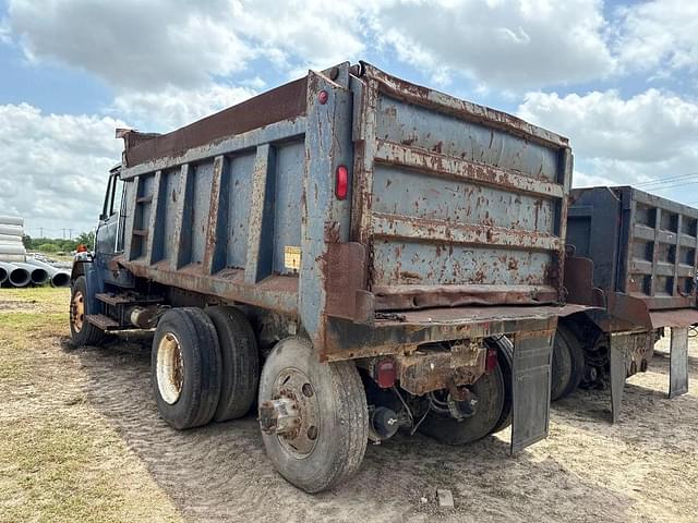 Image of Freightliner FL80 equipment image 3