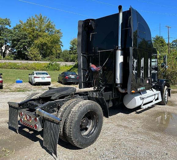 Image of Freightliner FLD120 equipment image 4