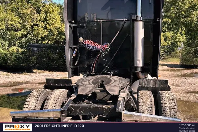Image of Freightliner FLD120 equipment image 4