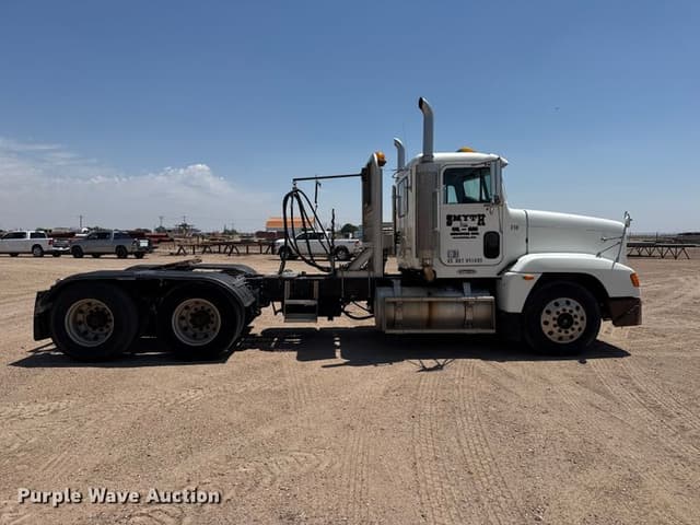 Image of Freightliner FLD equipment image 3