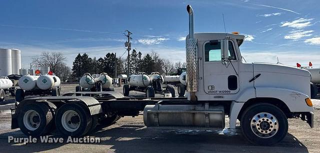 Image of Freightliner FLD equipment image 3