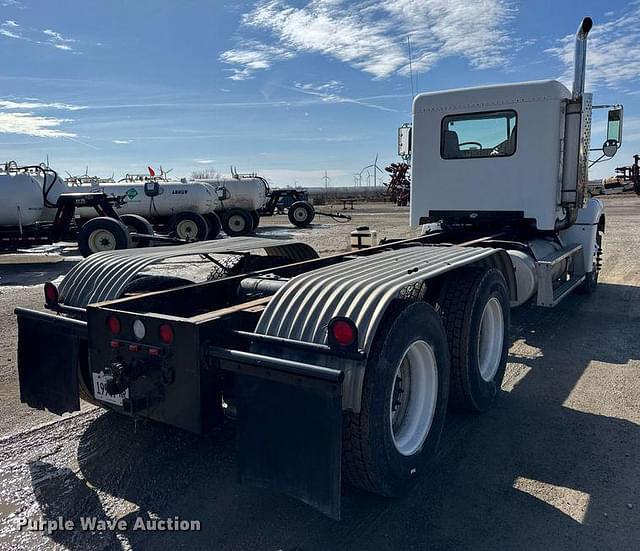 Image of Freightliner FLD equipment image 4