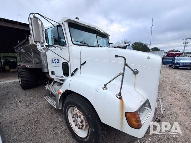 Image of Freightliner FLD112 equipment image 3