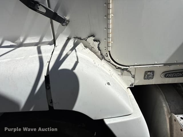 Image of Freightliner FLD112 equipment image 2