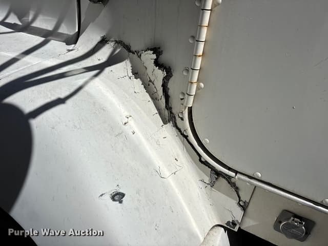 Image of Freightliner FLD112 equipment image 3