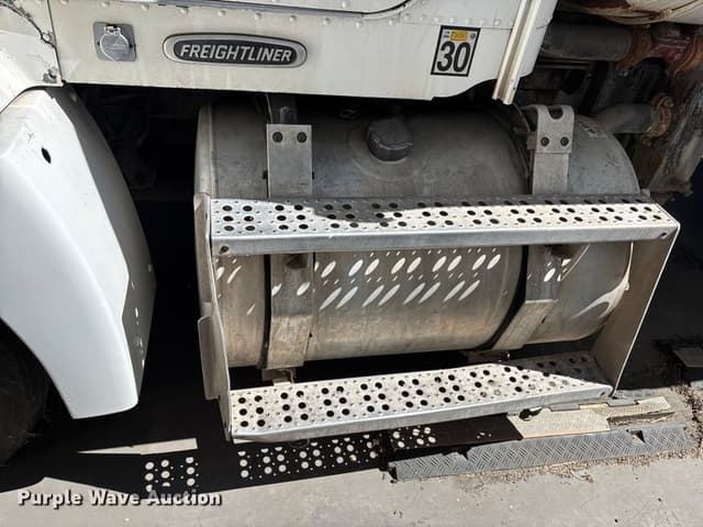 Image of Freightliner FLD112 equipment image 1