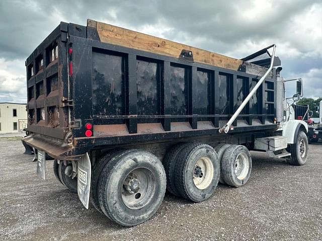 Image of Freightliner FLD112SD equipment image 3