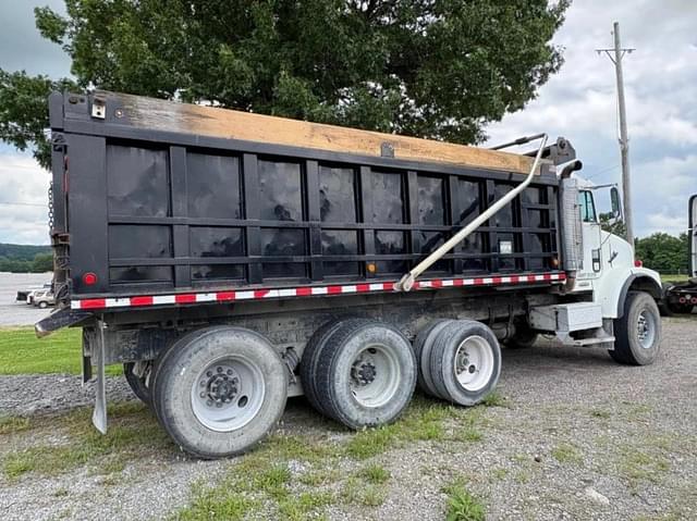 Image of Freightliner FLD112SD equipment image 2