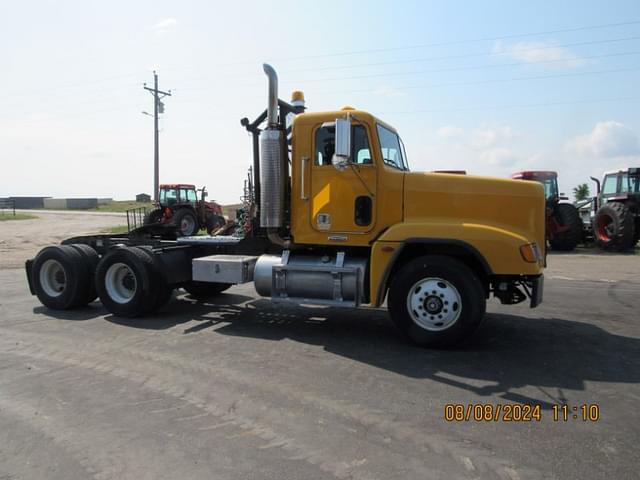 Image of Freightliner FLD120 equipment image 3