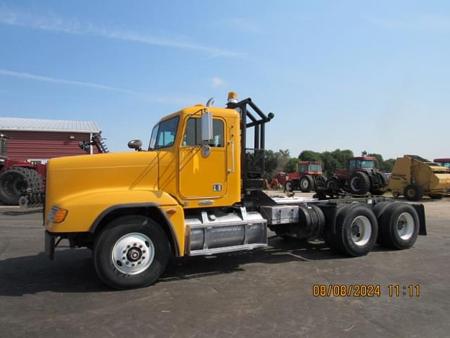 Image of Freightliner FLD120 equipment image 2