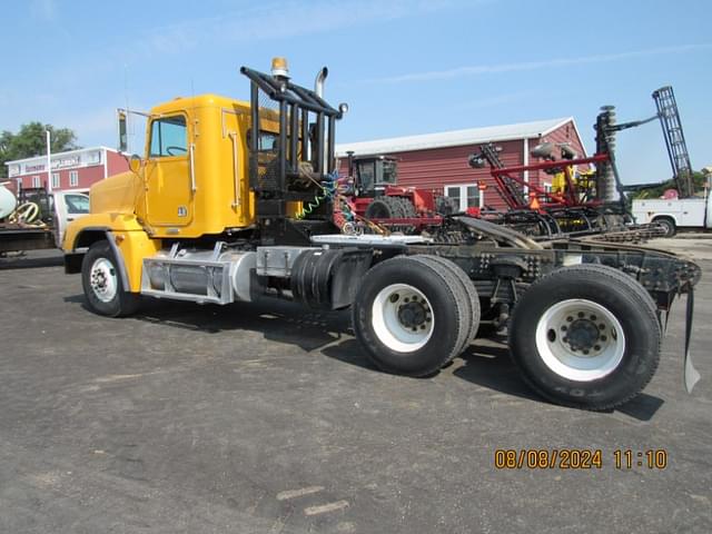 Image of Freightliner FLD120 equipment image 4