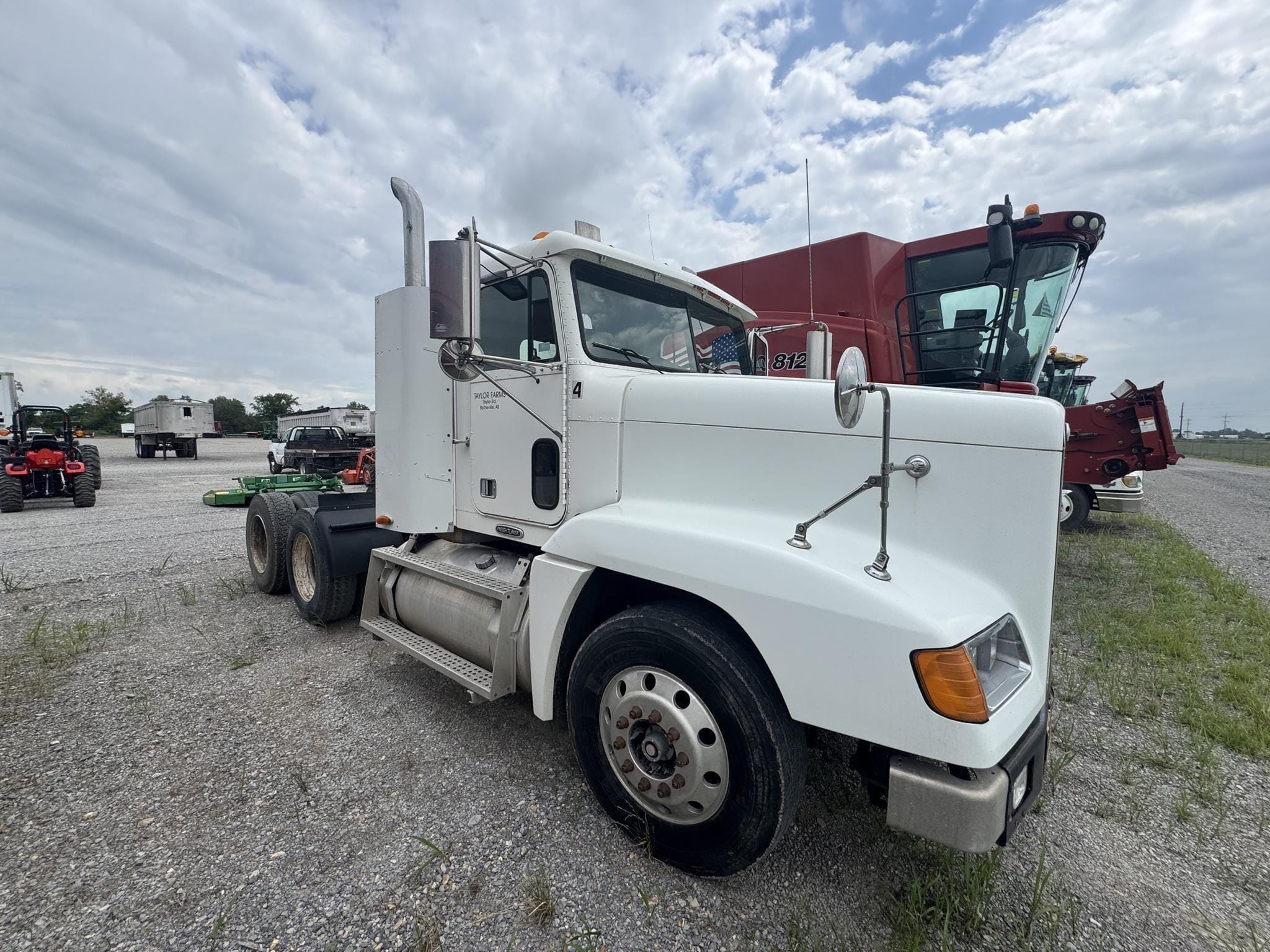 2001 Freightliner FLD120 Equipment Image0