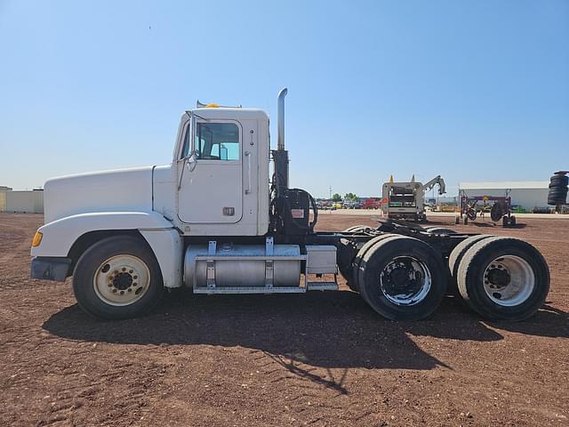 Image of Freightliner FLD120 equipment image 3