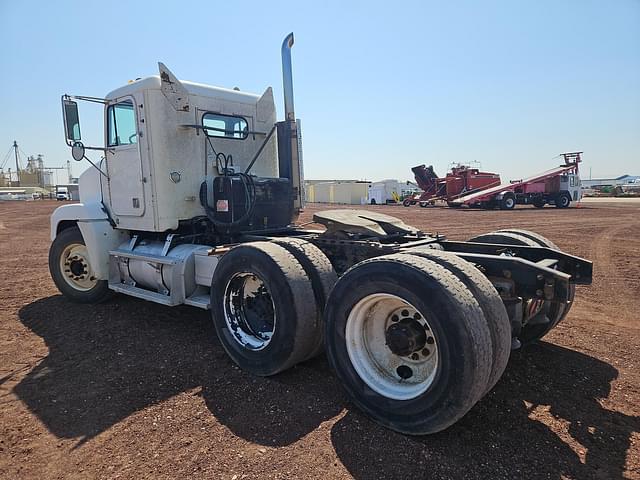 Image of Freightliner FLD120 equipment image 4