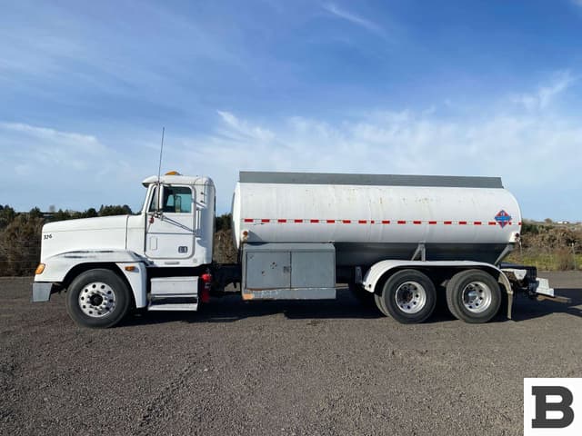 Image of Freightliner FLD120 equipment image 2