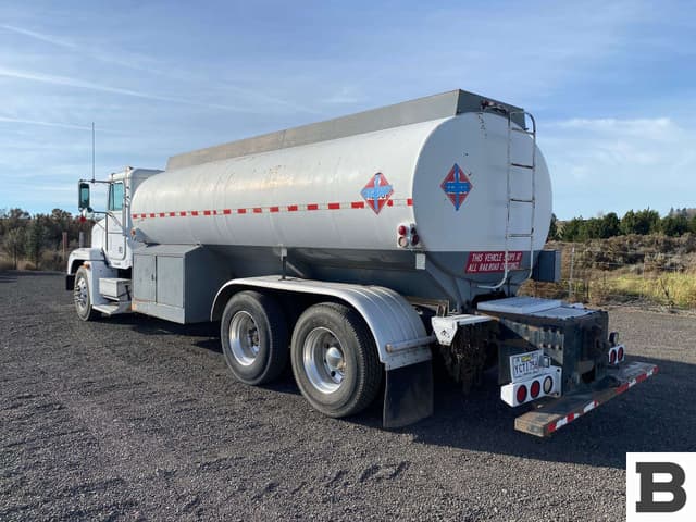 Image of Freightliner FLD120 equipment image 3