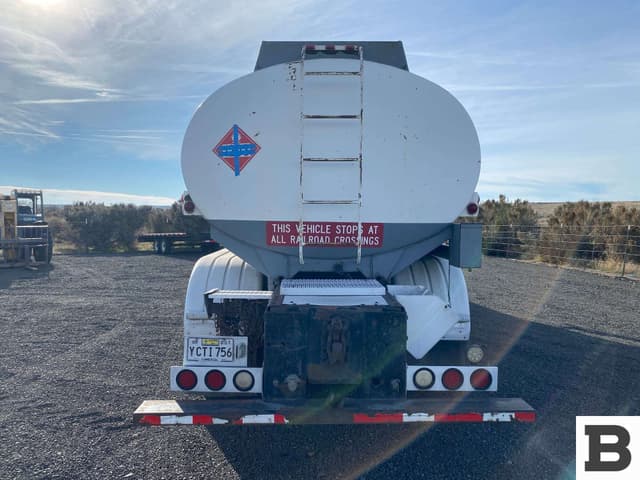 Image of Freightliner FLD120 equipment image 4