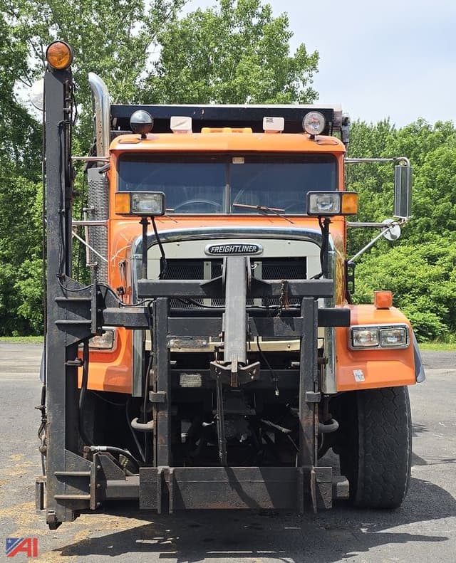 Image of Freightliner FLD120SD equipment image 2