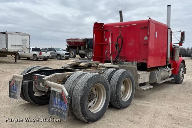 Image of Freightliner FLD120 equipment image 4