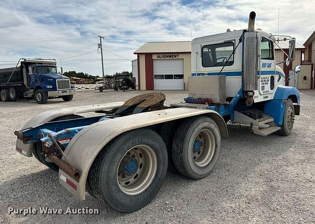 Image of Freightliner FLD120 equipment image 4