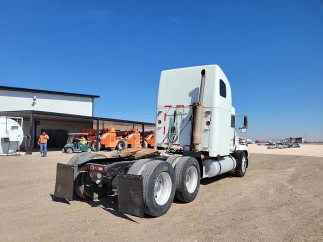 Image of Freightliner FLD120 equipment image 4