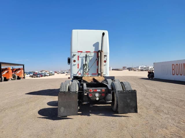 Image of Freightliner FLD120 equipment image 3
