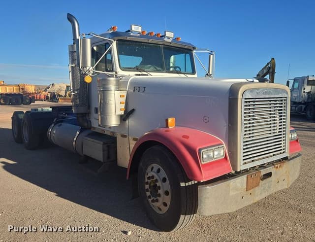 Image of Freightliner FLD132 equipment image 2