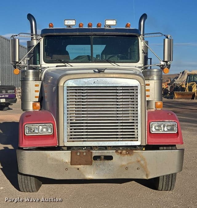 Image of Freightliner FLD132 equipment image 1