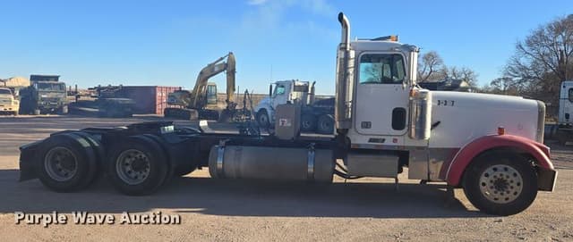 Image of Freightliner FLD132 equipment image 3