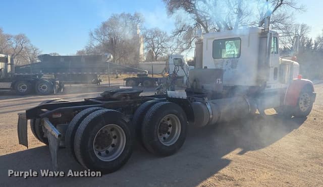 Image of Freightliner FLD132 equipment image 4