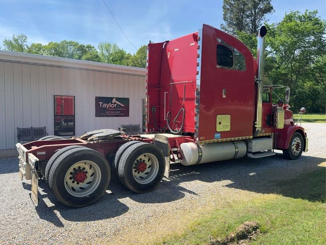 Image of Freightliner FLD132 equipment image 4