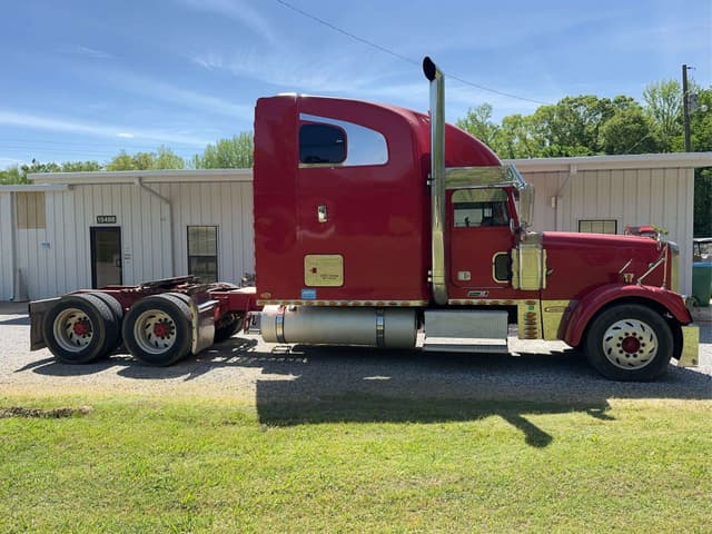 Image of Freightliner FLD132 equipment image 3