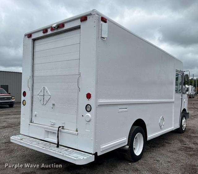 Image of Freightliner MT45 equipment image 4
