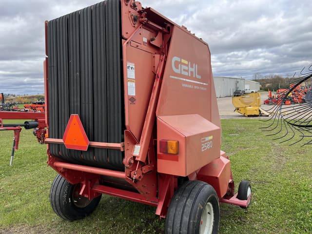 Image of Gehl 2580 equipment image 4