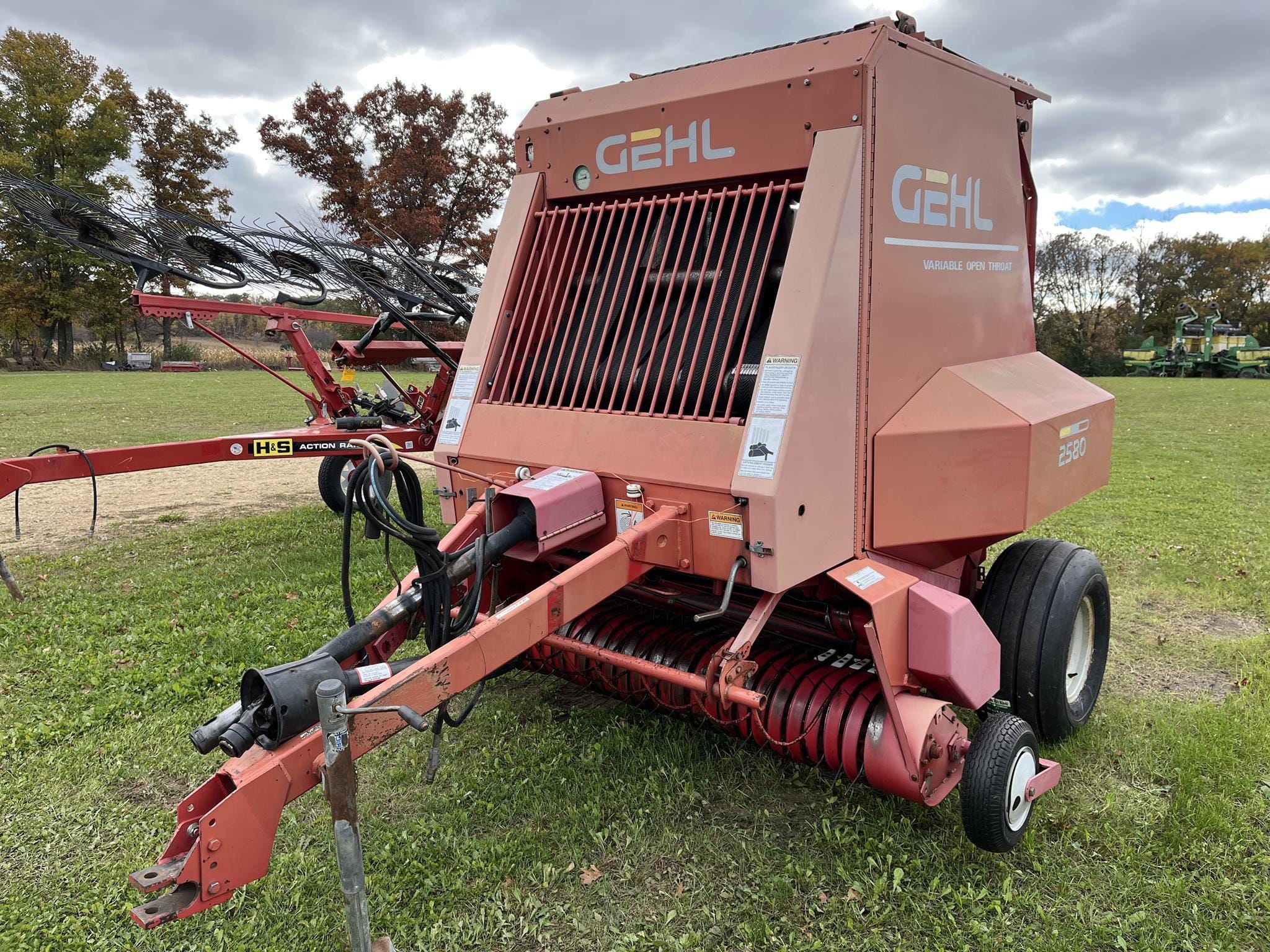 2001 Gehl 2580 Equipment Image0