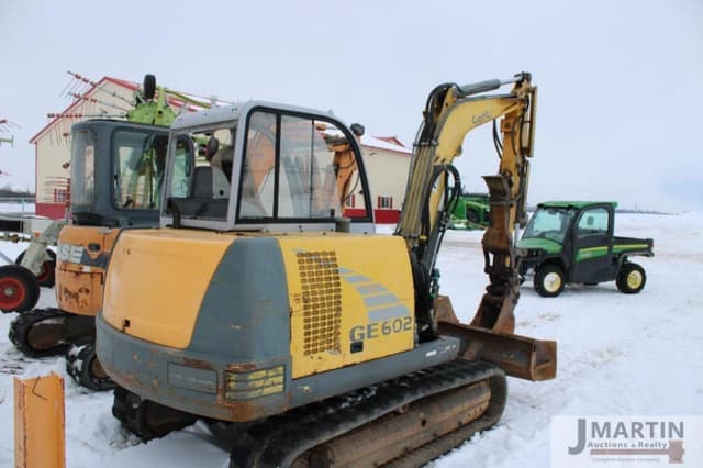 Image of Gehl GE602 equipment image 2