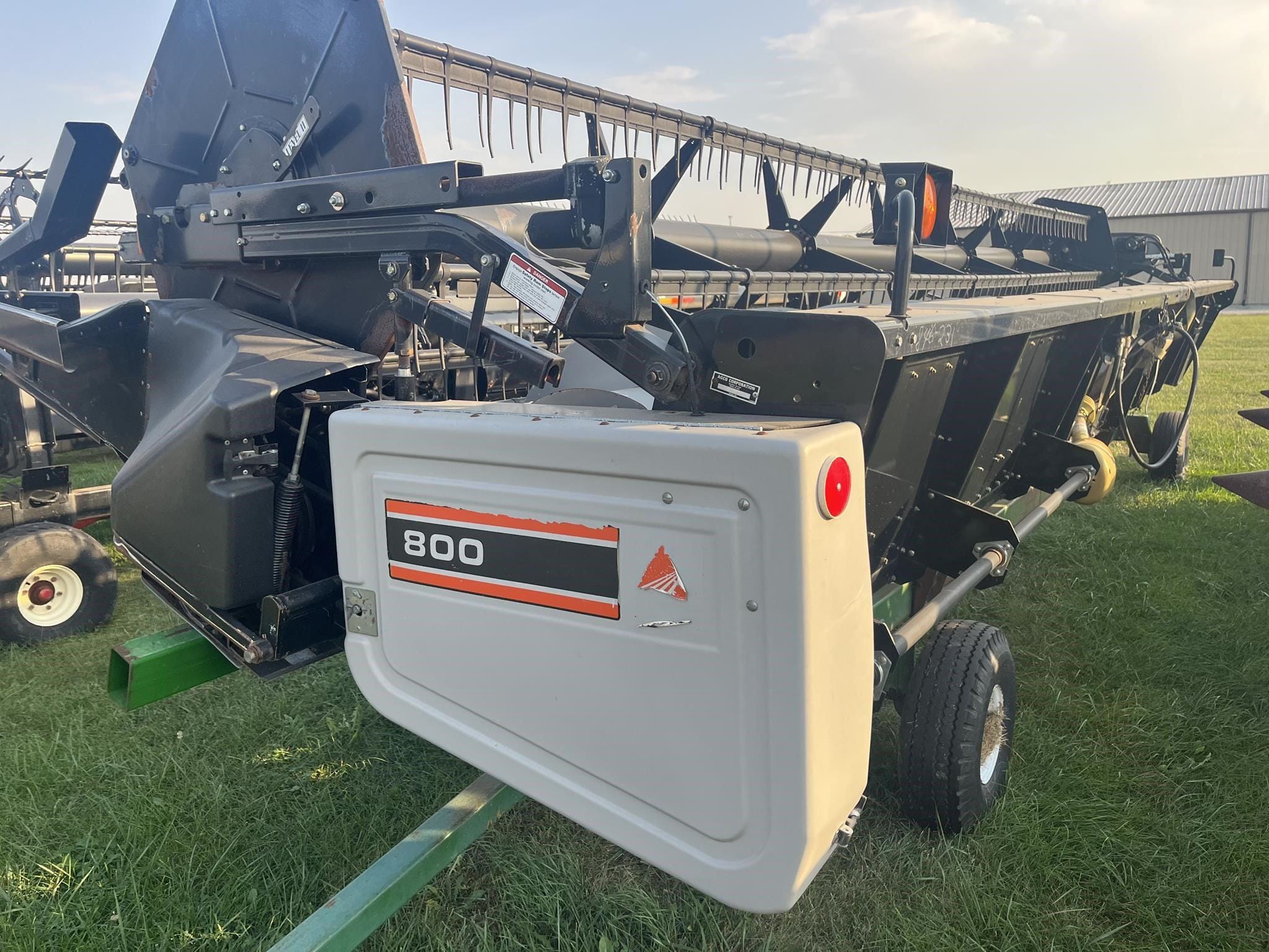 2001 Gleaner 800 Equipment Image0