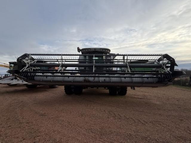 Image of Gleaner 8200 equipment image 2