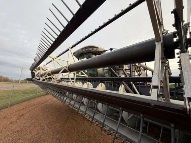 Image of Gleaner 8200 equipment image 1