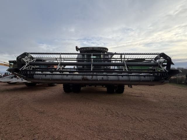 Image of Gleaner 8200 equipment image 2