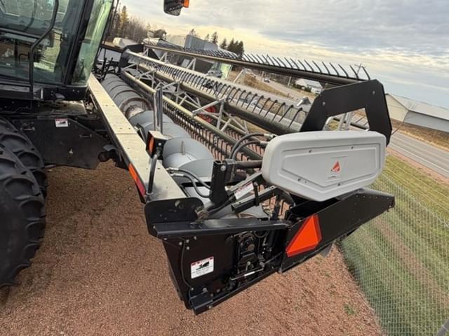 Image of Gleaner 8200 equipment image 4