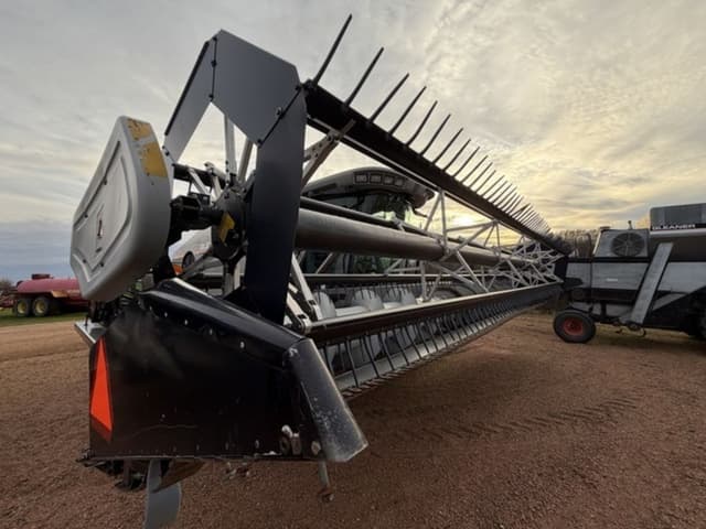 Image of Gleaner 8200 equipment image 3