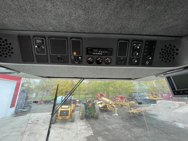 Image of Gleaner R62 equipment image 2