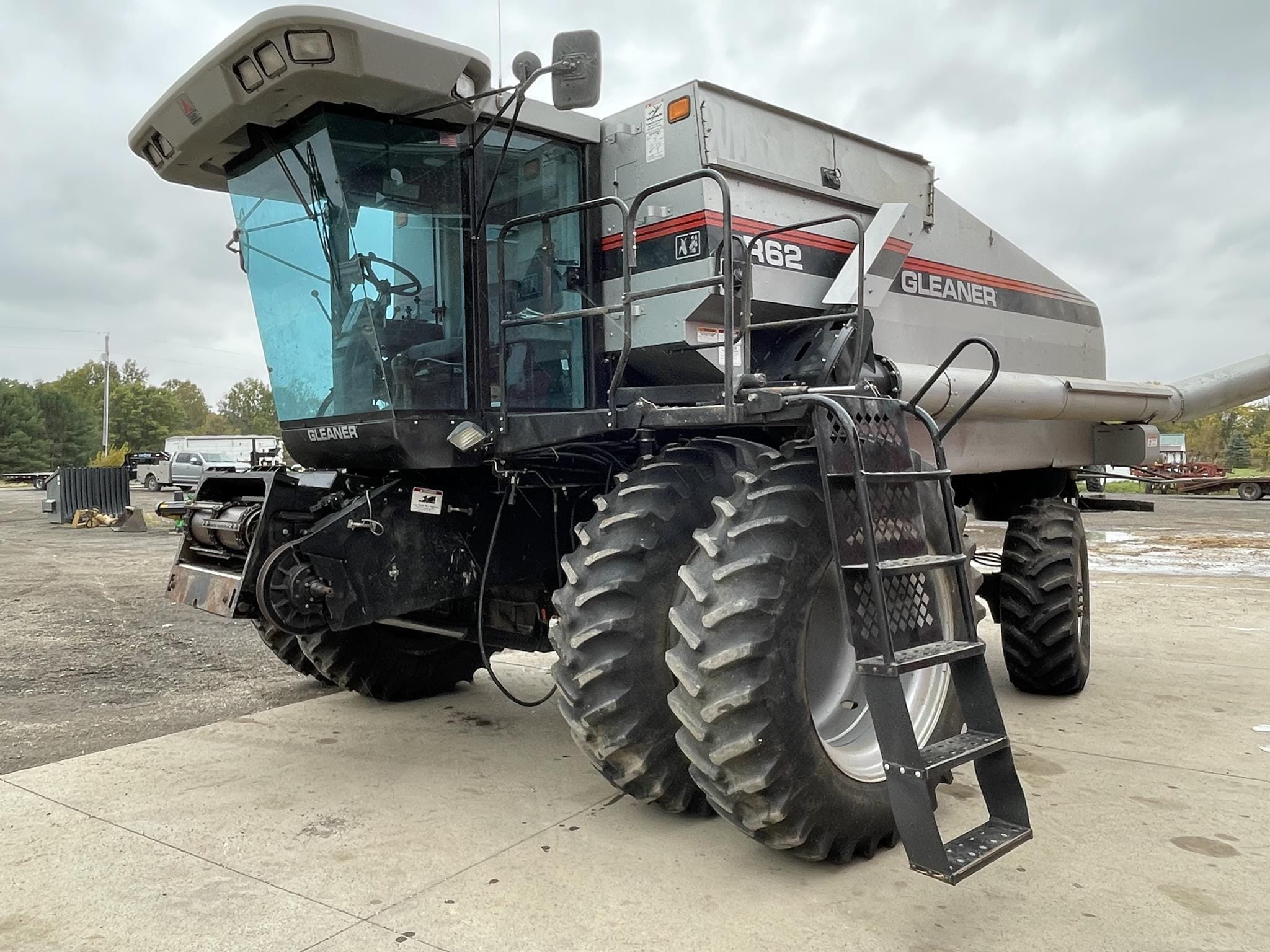 2001 Gleaner R62 Equipment Image0