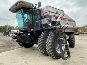 2001 Gleaner R62 Image
