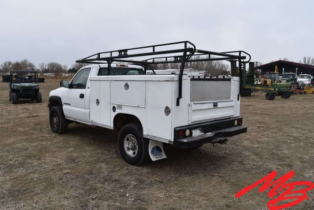 Image of GMC 2500HD equipment image 3